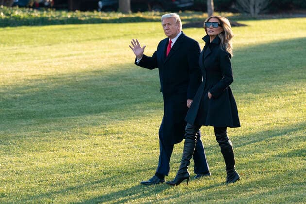 Bilder des Jahres 2020, Entertainment 12 Dezember News Bilder des Tages December 23, 2020, Washington, District of Columbia, USA: United States President Donald J. Trump waves to guests has he and first lady Melania Trump depart the White House in Washington, DC, en route to Mar-a-Lago in West Palm Beach, Florida where they will spend the holidays. Prior to his departure, the President vetoed H.R. 6395, the National Defense Authorization Act (NDAA) for Fiscal Year 2021 Washington USA - ZUMAs152 20201223_zaa_s152_048 Copyright: xChrisxKleponisx-xPoolxViaxCnpx