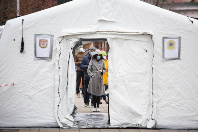 News Themen der Woche KW52 Bilder des Jahres 2020, News 12 Dezember News Bilder des Tages December 23, 2020, Kranj, Slovenia: People wait in a line to take a COVID-19 rapid antigen test as Slovenia begins mass testing..COVID-19 rapid antigen tests are under way in more than 20 towns in Slovenia, one of world™s worst hit countries by the second wave of covid-19 pandemic. Kranj Slovenia - ZUMAs197 20201223_zaa_s197_157 Copyright: xLukaxDakskoblerx