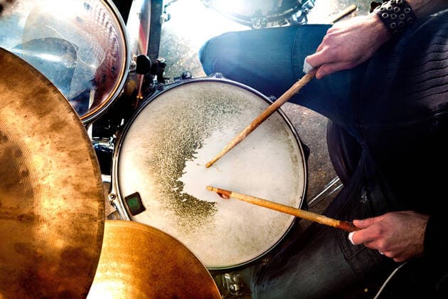 IMAGO Creative: Digitale Welt, Verzicht auf Technologie Live music and drummer.Music instrument Man playing the drum.Live music background concept.Drummer and rock music, model releasedmusic, band, stage, live, concert, rock, performance, event, background, entertainment, show, night, light, jazz, pop, sound, instrument, musician, nightlife, festival, young, party, drums, perform, musical, rhythm, equipment, drum, group, drummer, man, young man, lessons, drum lessons, learning, stage lights, battery plates, snare, tom, hit hat, cymbal, drum sticks, rehearsal, bit, music band, band, live,  Copyright: xCarlosxCastillaxJimenezx 21932650