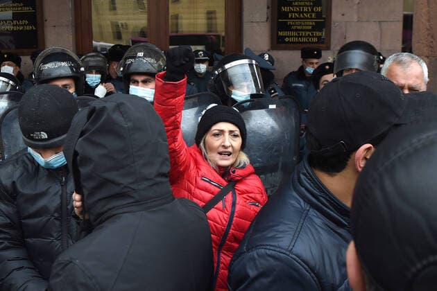 Bilder des Jahres 2020, News 12 Dezember News Bilder des Tages YEREVAN, ARMENIA - DECEMBER 24, 2020: People stage a protest outside the House of the Government demanding the resignation of Armenia s Prime Minister Nikol Pashinyan. On 9 November, Armenia s Prime Minister Nikol Pashinyan, Russia s President Vladimir Putin and Azerbaijan s President Ilham Aliyev signed an agreement on a complete ceasefire in the disputed Caucasus region of Nagorno-Karabakh, sparking mass protests in Armenia. Lusi Sargsyan Photolure TASS  TS0F2A22
