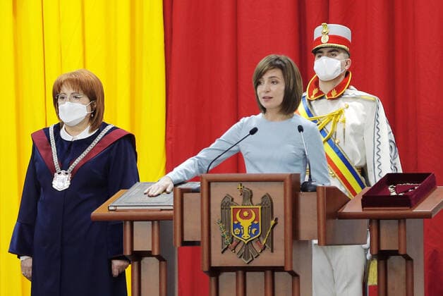 Bilder des Jahres 2020, News 12 Dezember News Bilder des Tages CHISINAU, MOLDOVA - DECEMBER 24, 2020: Moldova s President-Elect Maia Sandu (C) takes oath of office during an inauguration ceremony at a joint session of Moldova s Parliament and Constitutional Court. Vadim Denisov TASS  TS0F2A66
