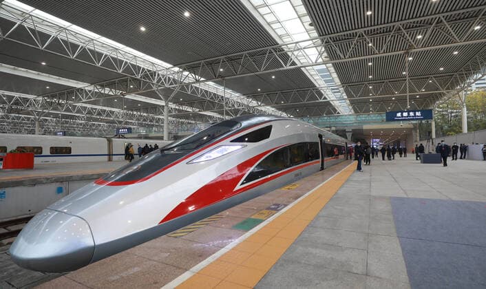 Bilder des Jahres 2020, News 12 Dezember News Bilder des Tages (201224) -- CHENGDU, Dec. 24, 2020 -- The Fuxing high-speed train G8607 bound for Shapingba Railway Station in southwest China s Chongqing, sets out from the Chengdu East Railway Station in southwest China s Sichuan Province on Dec. 24, 2020. On Thursday morning, with G8608 and G8607 trains respectively pulling out of Chongqing Shapingba Railway Station and Chengdu East Railway Station, the Fuxing CR400AF trains plying on the railway linking Chengdu, capital of Sichuan Province, and Chongqing Municipality were officially put into operation at a speed of 350 km h, reducing the travel time to about one hour. Each day, 87.5 pairs of the trains are planned to run on the 299.8 km-long inter-city high-speed railway. ) CHINA-FUXING CR400AF T 