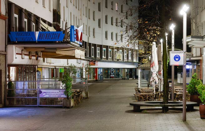 Oberhausen, Ruhr area, North Rhine Westphalia, Germany Curfew in Oberhausen from 9 p.m. to 5 a.m., no passers-by in the Oberhausen city center in times of corona pandemic during the second lockdown on the day before Christmas Eve in the pedestrian zone Oberhausen North Rhine Westphalia Germany
