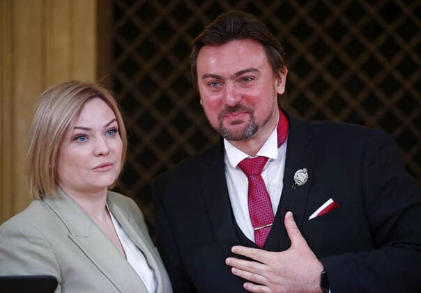Entertainment Bilder des Tages MOSCOW, RUSSIA - DECEMBER 24, 2020: Russia s Culture Minister Olga Lyubimova (L) and Bolshoi Opera baritone Igor Golovatenko awarded the Honored Artist of Russia title during a ceremony at the Beethoven Concert Hall of the Bolshoi Theater. Artyom Geodakyan TASS  TS0F2B5A