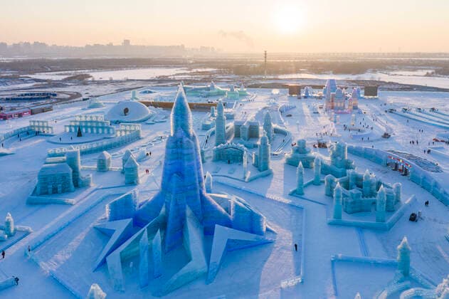 Bilder des Jahres 2020, News 12 Dezember News Bilder des Tages (201224) -- HARBIN, Dec. 24, 2020 -- Aerial photo shows a view of the Harbin Ice-Snow World in Harbin, northeast China s Heilongjiang Province, Dec. 24, 2020. The 22nd Harbin Ice-Snow World opened to the public on Thursday. ) CHINA-HEILONGJIANG-HARBIN-ICE-SNOW WORLD-OPEN (CN) XiexJianfei 