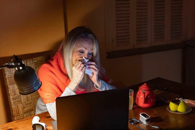 IMAGO Creative: Internationaler Frauenmonat, Gesundheit, Frauen in der Menopause Senior woman crying while looking at video call on laptop while sitting at home model released Symbolfoto property released ERRF04701