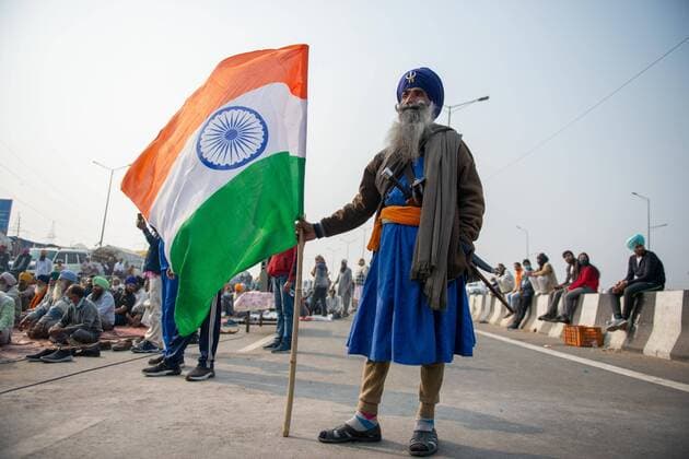 News Themen der Woche KW52 Bilder des Jahres 2020, News 12 Dezember News Bilder des Tages December 24, 2020, Ghaziabad, Uttar Pradesh, India: A Nihang Sikh with an Indian National flag during a farmer s protest against central government s recent agricultural reforms at Ghazipur border. Ghaziabad India - ZUMAs197 20201224_zaa_s197_031 Copyright: xPradeepxGaurx