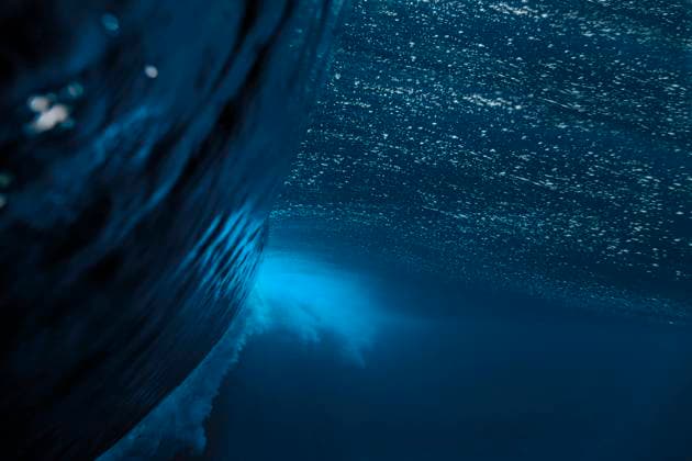 IMAGO Creative: Kraft des Wassers Underwater view of splashing sea wave KNTF05931