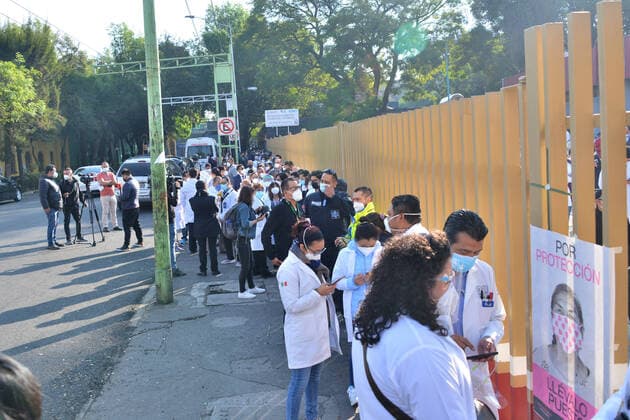 Health Workers Wait to be Vaccinated Against Covid-19 MEXICO CITY, MEXICO - DECEMBER 24: Health workers line wait their turn to get vaccinated to be immune against SARS Cov-2 that causes Covid-19 disease at Hospital General on December 24, 2020 in Mexico City, Mexico Copyright: xCarlosxTischlerx EYEPIXGROUP_CT_24122020_3084
