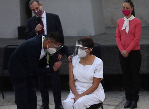 A doctor receives the vaccine against covid-19, in Mexico City, Mexico, 24 December 2020. Mexico launched the vaccination plan against covid-19 this Thursday by supplying the first acquired doses of the Pfizer-BioNtech vaccine to the medical staff of the General Hospital of Mexico, in the country s capital, the city hardest hit by the pandemic. Doctors receive the first Pfizer vaccines in Mexico against covid-19 !ACHTUNG: NUR REDAKTIONELLE NUTZUNG!  Copyright: xSáshenkaxGutiérrezx MEX2571 20201224-637444337277673388