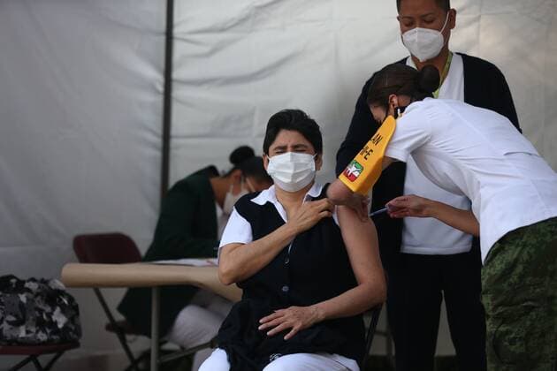 A doctor receives the vaccine against covid-19, in Mexico City, Mexico, 24 December 2020. Mexico launched the vaccination plan against covid-19 this Thursday by supplying the first acquired doses of the Pfizer-BioNtech vaccine to the medical staff of the General Hospital of Mexico, in the country s capital, the city hardest hit by the pandemic. Doctors receive the first Pfizer vaccines in Mexico against covid-19 !ACHTUNG: NUR REDAKTIONELLE NUTZUNG!  Copyright: xSáshenkaxGutiérrezx MEX2583 20201224-637444337885646046