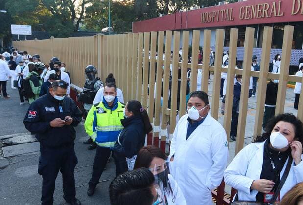 Medical personnel line up to be vaccinated against covid-19 at the General Hospital, in Mexico City, Mexico, 24 December 2020. Mexico launched the vaccination plan against covid-19 this Thursday by supplying the first acquired doses of the Pfizer-BioNtech vaccine to the medical staff of the General Hospital of Mexico, in the country s capital, the city hardest hit by the pandemic. of the coronavirus. Doctors receive the first Pfizer vaccines in Mexico against covid-19 !ACHTUNG: NUR REDAKTIONELLE NUTZUNG!  Copyright: xJoséxPazosx MEX2576 20201224-637444338499243724