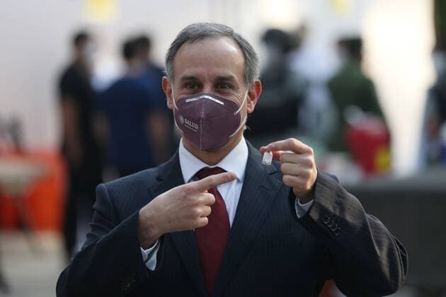 The Undersecretary of Prevention and Health Promotion of Mexico, Hugo López Gatell, shows the Pfizer vaccine against covid-19, which is being applied to doctors in Mexico City, Mexico, 24 December 2020. Mexico launched the vaccination plan against covid-19 this Thursday by supplying the first acquired doses of the Pfizer-BioNtech vaccine to the medical staff of the General Hospital of Mexico, in the country s capital, the city hardest hit by the pandemic. Doctors receive the first Pfizer vaccines in Mexico against covid-19 !ACHTUNG: NUR REDAKTIONELLE NUTZUNG!  Copyright: xSáshenkaxGutiérrezx MEX2592 20201224-637444339108468166