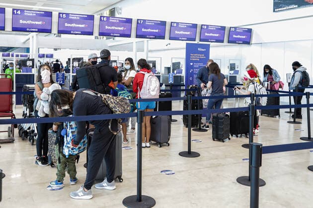 Travelers Arrive At Cancun International Airport During Christmas Holidays CANCUN, MEXICO - DECEMBER 24: A Traveler seen arrives to Cancun International Airport. Many folks are still traveling despite Coronavirus warnings from health experts, as attempt to people follow the rules to avoid travel and stay at home during Christmas holiday to curb the further spread of the COVID-19 virus. The country continues increasing COVID-19 cases and deaths. Despite the knowledge of a new Coronavirus strain from London, Mexico allows arrivals from that country during the Holidays. On December 24, 2020 in Cancun, Mexico Copyright: xAlbertoxValdezx EYEPIXGROUP_RF_24122020_3104