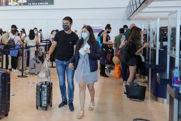 Travelers Arrive At Cancun International Airport During Christmas Holidays CANCUN, MEXICO - DECEMBER 24: A Traveler seen arrives to Cancun International Airport. Many folks are still traveling despite Coronavirus warnings from health experts, as attempt to people follow the rules to avoid travel and stay at home during Christmas holiday to curb the further spread of the COVID-19 virus. The country continues increasing COVID-19 cases and deaths. Despite the knowledge of a new Coronavirus strain from London, Mexico allows arrivals from that country during the Holidays. On December 24, 2020 in Cancun, Mexico Copyright: xAlbertoxValdezx EYEPIXGROUP_RF_24122020_3106