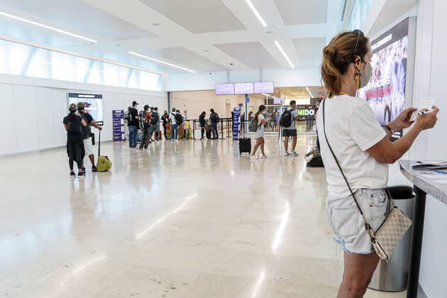 Travelers Arrive At Cancun International Airport During Christmas Holidays CANCUN, MEXICO - DECEMBER 24: A Traveler seen arrives to Cancun International Airport. Many folks are still traveling despite Coronavirus warnings from health experts, as attempt to people follow the rules to avoid travel and stay at home during Christmas holiday to curb the further spread of the COVID-19 virus. The country continues increasing COVID-19 cases and deaths. Despite the knowledge of a new Coronavirus strain from London, Mexico allows arrivals from that country during the Holidays. On December 24, 2020 in Cancun, Mexico Copyright: xAlbertoxValdezx EYEPIXGROUP_RF_24122020_3108