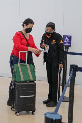 Travelers Arrive At Cancun International Airport During Christmas Holidays CANCUN, MEXICO - DECEMBER 24: A Traveler seen arrives to Cancun International Airport. Many folks are still traveling despite Coronavirus warnings from health experts, as attempt to people follow the rules to avoid travel and stay at home during Christmas holiday to curb the further spread of the COVID-19 virus. The country continues increasing COVID-19 cases and deaths. Despite the knowledge of a new Coronavirus strain from London, Mexico allows arrivals from that country during the Holidays. On December 24, 2020 in Cancun, Mexico Copyright: xAlbertoxValdezx EYEPIXGROUP_RF_24122020_3109