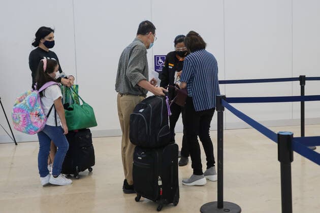 Travelers Arrive At Cancun International Airport During Christmas Holidays CANCUN, MEXICO - DECEMBER 24: A Traveler seen arrives to Cancun International Airport. Many folks are still traveling despite Coronavirus warnings from health experts, as attempt to people follow the rules to avoid travel and stay at home during Christmas holiday to curb the further spread of the COVID-19 virus. The country continues increasing COVID-19 cases and deaths. Despite the knowledge of a new Coronavirus strain from London, Mexico allows arrivals from that country during the Holidays. On December 24, 2020 in Cancun, Mexico Copyright: xAlbertoxValdezx EYEPIXGROUP_RF_24122020_3110