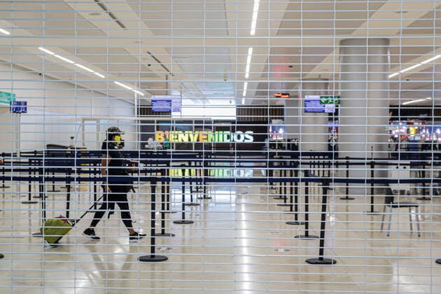 Travelers Arrive At Cancun International Airport During Christmas Holidays CANCUN, MEXICO - DECEMBER 24: A Traveler seen arrives to Cancun International Airport. Many folks are still traveling despite Coronavirus warnings from health experts, as attempt to people follow the rules to avoid travel and stay at home during Christmas holiday to curb the further spread of the COVID-19 virus. The country continues increasing COVID-19 cases and deaths. Despite the knowledge of a new Coronavirus strain from London, Mexico allows arrivals from that country during the Holidays. On December 24, 2020 in Cancun, Mexico Copyright: xAlbertoxValdezx EYEPIXGROUP_RF_24122020_3111