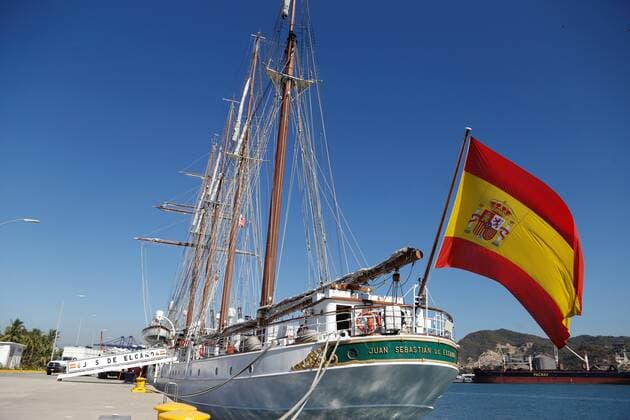 The Spanish Navy training ship Juan Sebastian Elcano arrives in Manzanillo, Colima state, Mexico, 24 December 2020. The Spanish ship docked this Thursday in the western Mexican port of Manzanillo (Colima state), as part of the journey to commemorate the fifth centenary of the first circumnavigation of the Earth by Fernando de Magallanes and Juan Sebastian Elcano, in the 16th century. The commemoration is in keeping with the key events of the Magallanes-Elcano expedition, although in the case of the visit to Mexico there will be no activities outside the ship, Lieutenant Lieutenant of the Mexican Navy Secretary Estefania Canedo Ramirez confirmed to Efe. The Spanish ship Elcano arrives in Mexico to recreate Magellan s voyage !ACHTUNG: NUR RE  Copyright: xFranciscoxGuascox MEX2617 20201224-637444500979485672