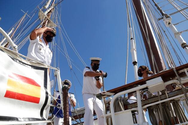 Crew members of the Spanish Navy training ship Juan Sebastian Elcano arrive in Manzanillo, Colima state, Mexico, 24 December 2020. The Spanish ship docked this Thursday in the western Mexican port of Manzanillo (Colima state), as part of the journey to commemorate the fifth centenary of the first circumnavigation of the Earth by Fernando de Magallanes and Juan Sebastian Elcano, in the 16th century. The commemoration is in keeping with the key events of the Magallanes-Elcano expedition, although in the case of the visit to Mexico there will be no activities outside the ship, Lieutenant Lieutenant of the Mexican Navy Secretary Estefania Canedo Ramirez confirmed to Efe. The Spanish ship Elcano arrives in Mexico to recreate Magellan s voyage !  Copyright: xFranciscoxGuascox MEX2605 20201224-637444501625891920