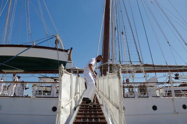 Crew members of the Spanish Navy training ship Juan Sebastian Elcano arrive in Manzanillo, Colima state, Mexico, 24 December 2020. The Spanish ship docked this Thursday in the western Mexican port of Manzanillo (Colima state), as part of the journey to commemorate the fifth centenary of the first circumnavigation of the Earth by Fernando de Magallanes and Juan Sebastian Elcano, in the 16th century. The commemoration is in keeping with the key events of the Magallanes-Elcano expedition, although in the case of the visit to Mexico there will be no activities outside the ship, Lieutenant Lieutenant of the Mexican Navy Secretary Estefania Canedo Ramirez confirmed to Efe. The Spanish ship Elcano arrives in Mexico to recreate Magellan s voyage !  Copyright: xFranciscoxGuascox MEX2603 20201224-637444502241673188