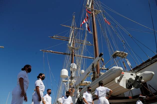 Crew members of the Spanish Navy training ship Juan Sebastian Elcano arrive in Manzanillo, Colima state, Mexico, 24 December 2020. The Spanish ship docked this Thursday in the western Mexican port of Manzanillo (Colima state), as part of the journey to commemorate the fifth centenary of the first circumnavigation of the Earth by Fernando de Magallanes and Juan Sebastian Elcano, in the 16th century. The commemoration is in keeping with the key events of the Magallanes-Elcano expedition, although in the case of the visit to Mexico there will be no activities outside the ship, Lieutenant Lieutenant of the Mexican Navy Secretary Estefania Canedo Ramirez confirmed to Efe. The Spanish ship Elcano arrives in Mexico to recreate Magellan s voyage !  Copyright: xFranciscoxGuascox MEX2607 20201224-637444502255266973