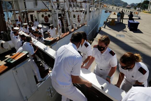 Crew members of the Spanish Navy training ship Juan Sebastian Elcano arrive in Manzanillo, Colima state, Mexico, 24 December 2020. The Spanish ship docked this Thursday in the western Mexican port of Manzanillo (Colima state), as part of the journey to commemorate the fifth centenary of the first circumnavigation of the Earth by Fernando de Magallanes and Juan Sebastian Elcano, in the 16th century. The commemoration is in keeping with the key events of the Magallanes-Elcano expedition, although in the case of the visit to Mexico there will be no activities outside the ship, Lieutenant Lieutenant of the Mexican Navy Secretary Estefania Canedo Ramirez confirmed to Efe. The Spanish ship Elcano arrives in Mexico to recreate Magellan s voyage !  Copyright: xFranciscoxGuascox MEX2608 20201224-637444502268548177