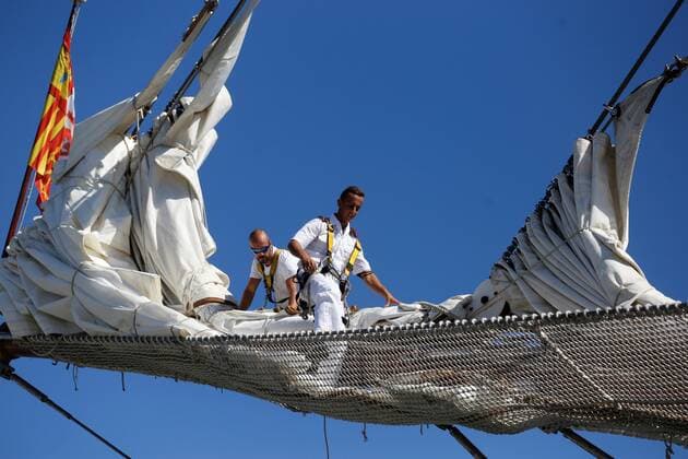 Crew members of the Spanish Navy training ship Juan Sebastian Elcano arrive in Manzanillo, Colima state, Mexico, 24 December 2020. The Spanish ship docked this Thursday in the western Mexican port of Manzanillo (Colima state), as part of the journey to commemorate the fifth centenary of the first circumnavigation of the Earth by Fernando de Magallanes and Juan Sebastian Elcano, in the 16th century. The commemoration is in keeping with the key events of the Magallanes-Elcano expedition, although in the case of the visit to Mexico there will be no activities outside the ship, Lieutenant Lieutenant of the Mexican Navy Secretary Estefania Canedo Ramirez confirmed to Efe. The Spanish ship Elcano arrives in Mexico to recreate Magellan s voyage !  Copyright: xFranciscoxGuascox MEX2615 20201224-637444502282766902