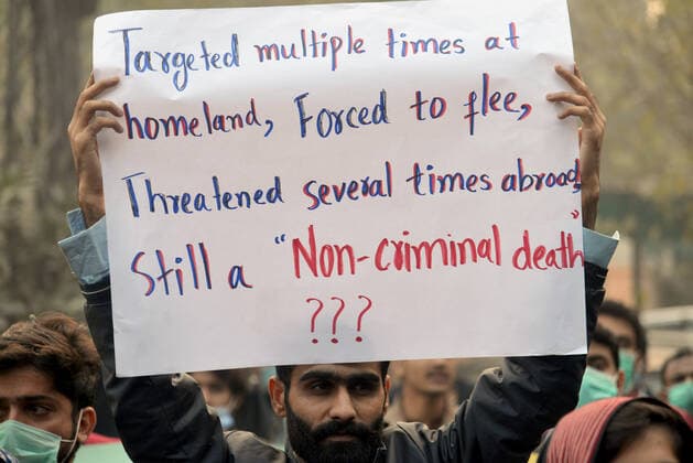 News Bilder des Tages Pakistan: Protest against social activists Activists of Civil Society hold placards during protest against social activists women Karima Baloch killed in Canada outside press club Lahore on December 24, 2020.A dissident Pakistani human rights activist living in exile in Canada has been found dead in Toronto after going missing.Karima Baloch, 37, was granted asylum in Canada in 2016 after her work as a human rights activist in the troubled Pakistan state of Balochistan had led to her being followed and threatened by the authorities.The first chair of the Baloch Students Organization (BSO-Azad), a political student organisation, she had been advocating for the rights of those in a region home to a long-running insurgency movement, and raising Copyright: RanaxSajidxHussain