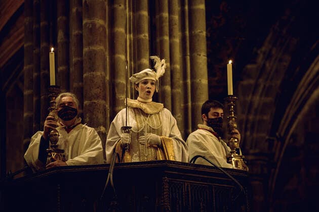 Entertainment Themen der Woche KW52 Bilder des Jahres 2020, Entertainment 12 Dezember Entertainment Bilder des Tages December 24, 2020, Barcelona, Catalonia: MARIONA LLOBERA, from the choir Francesc Valls performs the Song of the Sibyl a Gregorian chant in the Catalan language which is performed on Christmas Eve nearly uninterruptedly since medieval times in front of a greatly reduced church congregation gathered under strict hygiene measure due to the continuous spread of the COVID-19 virus in the Cathedral of Barcelona. Barcelona - ZUMAo105 20201224_zap_o105_005 Copyright: xMatthiasxOesterlex