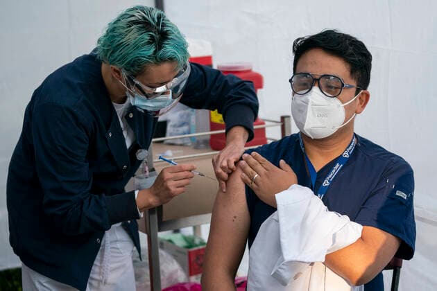 (201224) -- MEXICO CITY, Dec. 24, 2020 -- A medical worker (R) receives a COVID-19 vaccine at the General Hospital in Mexico City, Mexico, on Dec. 24, 2020. Mexico on Thursday kicked off its vaccination campaign against the COVID-19, with a vaccine developed by U.S. laboratory Pfizer and its German partner BioNTech. (Photo by Xinhua) MEXICO-MEXICO CITY-COVID-19-VACCINATION CAMPAIGN LuisxLicona 