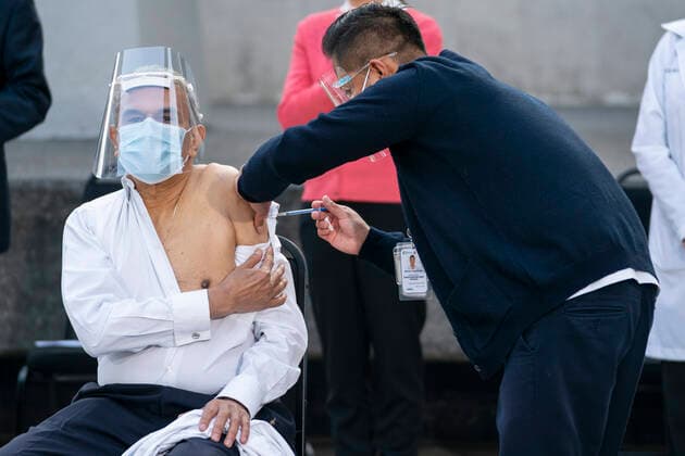 (201224) -- MEXICO CITY, Dec. 24, 2020 -- A medical worker (L) receives a COVID-19 vaccine at the General Hospital in Mexico City, Mexico, on Dec. 24, 2020. Mexico on Thursday kicked off its vaccination campaign against the COVID-19, with a vaccine developed by U.S. laboratory Pfizer and its German partner BioNTech. (Photo by Xinhua) MEXICO-MEXICO CITY-COVID-19-VACCINATION CAMPAIGN LuisxLicona 