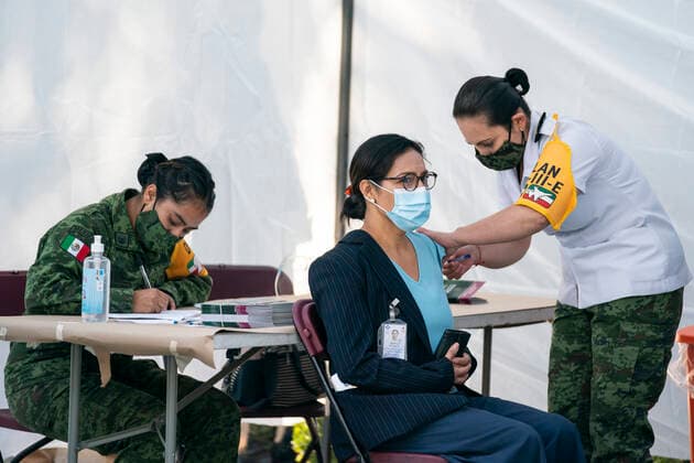 (201224) -- MEXICO CITY, Dec. 24, 2020 -- A medical worker (C) receives a COVID-19 vaccine at the General Hospital in Mexico City, Mexico, on Dec. 24, 2020. Mexico on Thursday kicked off its vaccination campaign against the COVID-19, with a vaccine developed by U.S. laboratory Pfizer and its German partner BioNTech. (Photo by Xinhua) MEXICO-MEXICO CITY-COVID-19-VACCINATION CAMPAIGN LuisxLicona 