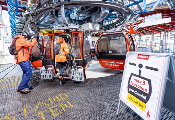 Kitzbühel 24.12.2020, Kitzbühel, AUT, Start der Skisaison nach zweitem Lockdown. Die Skigebiete fühlen sich für die Saisoneröffnung am 24. Dezember gerüstet. Nicht alle Skigebiete werden am 24. Dezember ihre Lifte und Gondeln in Betrieb nehmen, und auch bei den offenen Anlagen wird es Einschränkungen geben. Hier im Bild Skifahrer bei der Talstation der Hahnenkammbahn in Kitzbühel Skiers at the valley station of the Hahnenkamm lift in Kitzbühel during Start of ski season after second lockdown. Ski resorts feel prepared for the season opening on December 24. Not all ski resorts will be operating their lifts and gondolas on December 24, and there will also be restrictions on open lifts. Here in the picture disinfection device at th  EP_gro