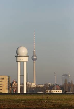 19.12.2020, Berlin, GER - Radarturm des ehemaligen Flughafen Berlin-Tempelhof. Im Hintergrund der Berliner Fernsehturm und das Hotel Park Inn. (Alltag, Architektur, aussen, Aussenaufnahme, Bauwerke, Berlin, Denkmal, denkmalgeschuetzt, Denkmalschutz, deutsch, Deutschland, Europa, europaeisch, Fernsehturm, Flughafen Berlin-Tempelhof, Flughafengebaeude, Funkstation, Gebaeude, Geschichte, Gesellschaft, HF, historisch, Hochformat, Hotel, Jahreszeit, Menschen, Park Inn, Personen, Radar, Radaranlage, Radarturm, Stadt, Stadtansicht, Stadtlandschaft, Telespargel, Tempelhofer Feld, Turm, Westeuropa, Winter, Wirtschaft, Zeitgeschichte) 201219D837BERLIN.JPG *** 19 12 2020, Berlin, GER Radar tower of the former airport Berlin Tempelhof In the backgroun