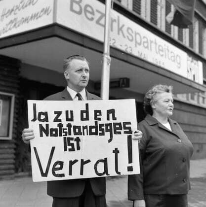 Bezirksparteitag der SPD mit Protesten gegen Notstandsgesetze 1965 DEU, Deutschland, Duisburg: Der Bezirksparteitag der SPD , hier am 23.5.1965 in Duisburg mit dem Gast Willy Brandt, wurde begleitet von Protesten gegen die Notstandgesetze. DEU, Germany, Duisburg: The district party conference of the SPD , here on May 23, 1965 in Duisburg with guest Willy Brandt, was accompanied by protests against the emergency laws. NRW *** District party conference of the SPD with protests against the emergency laws 1965 DEU, Germany, Duisburg The district party conference of the SPD , here on May 23, 1965 in Duisburg with guest Willy Brandt, was accompanied by protests against the emergency laws NRW