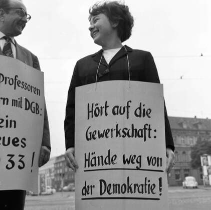 Bezirksparteitag der SPD mit Protesten gegen Notstandsgesetze 1965 DEU, Deutschland, Duisburg: Der Bezirksparteitag der SPD , hier am 23.5.1965 in Duisburg mit dem Gast Willy Brandt, wurde begleitet von Protesten gegen die Notstandgesetze. DEU, Germany, Duisburg: The district party conference of the SPD , here on May 23, 1965 in Duisburg with guest Willy Brandt, was accompanied by protests against the emergency laws. NRW *** District party conference of the SPD with protests against the emergency laws 1965 DEU, Germany, Duisburg The district party conference of the SPD , here on May 23, 1965 in Duisburg with guest Willy Brandt, was accompanied by protests against the emergency laws NRW