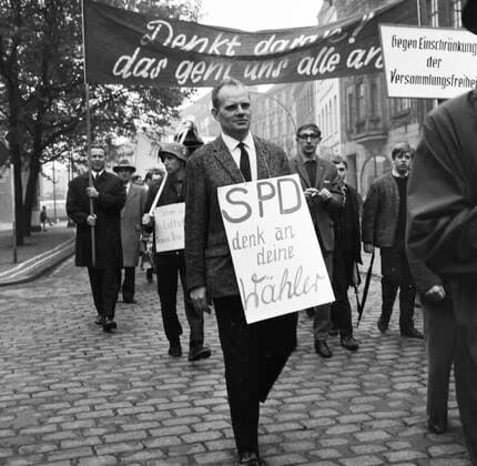 Bezirksparteitag der SPD mit Protesten gegen Notstandsgesetze 1965 DEU, Deutschland, Duisburg: Der Bezirksparteitag der SPD , hier am 23.5.1965 in Duisburg mit dem Gast Willy Brandt, wurde begleitet von Protesten gegen die Notstandgesetze. DEU, Germany, Duisburg: The district party conference of the SPD , here on May 23, 1965 in Duisburg with guest Willy Brandt, was accompanied by protests against the emergency laws. NRW *** District party conference of the SPD with protests against the emergency laws 1965 DEU, Germany, Duisburg The district party conference of the SPD , here on May 23, 1965 in Duisburg with guest Willy Brandt, was accompanied by protests against the emergency laws NRW