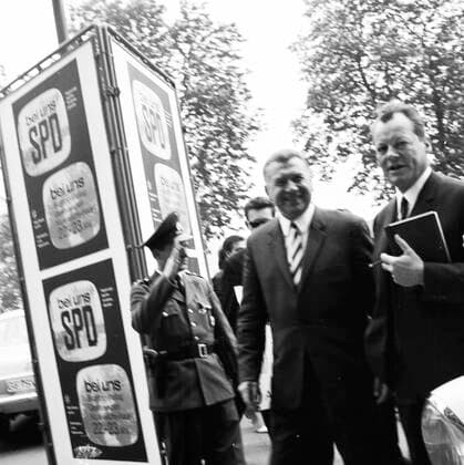 Bezirksparteitag der SPD mit Protesten gegen Notstandsgesetze 1965 DEU, Deutschland, Duisburg: Der Bezirksparteitag der SPD , hier am 23.5.1965 in Duisburg mit dem Gast Willy Brandt, wurde begleitet von Protesten gegen die Notstandgesetze. Willy Brandt. DEU, Germany, Duisburg: The district party conference of the SPD , here on May 23, 1965 in Duisburg with guest Willy Brandt, was accompanied by protests against the emergency laws. NRW *** District party conference of the SPD with protests against emergency laws 1965 DEU, Germany, Duisburg The district party conference of the SPD , here on May 23, 1965 in Duisburg with guest Willy Brandt, was accompanied by protests against the emergency laws NRW