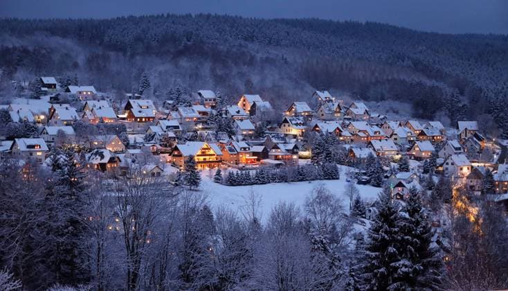 Winterbeginn in Weihnachtsnacht 25.12.2020, Pobershau, Erzgebirge, 1. Weihnachtsfeiertag, in der Weihnacht gab es den ersten Schneefall in diesem Winter Chemnitz Sachsen BRD *** beginning of winter in christmas night 25 12 2020, Pobershau, Erzgebirge, 1 christmas day, in christmas night there was the first snowfall in this winter Chemnitz Sachsen BRD