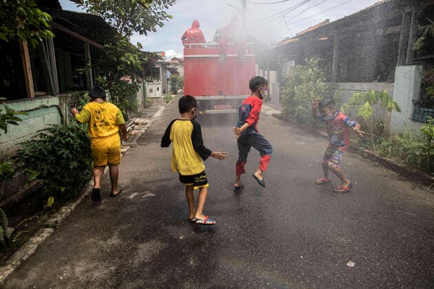 Bilder des Jahres 2020, News 12 Dezember News Bilder des Tages December 26, 2020, South Jakarta, Jakarta, Indonesia: Jakarta, Indonesia, 26 December 2020 : Firefighter from Ciganjur, South Jakarta perform desinfectan spraying at Srengseng, Jagakarsa, South Jakarta to prevent the spreading of Corona virus. Number of Corona virus in Indonesia keep increasing every day. South Jakarta Indonesia - ZUMAh128 20201226_zap_h128_001 Copyright: xDonalxHusnix