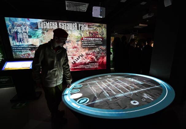 VLADIVOSTOK, RUSSIA - DECEMBER 26, 2020: A member of the Yunarmiya Young Army military patriotic movement attends the opening of the Russia - My History multimedia historical park. Yuri Smityuk TASS  TS0F2F90
