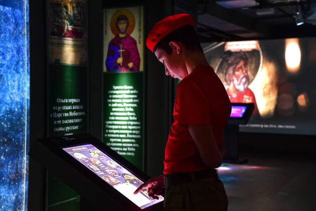 VLADIVOSTOK, RUSSIA - DECEMBER 26, 2020: A member of the Yunarmiya Young Army military patriotic movement uses an interactive screen during the opening of the Russia - My History multimedia historical park. Yuri Smityuk TASS  TS0F2F99
