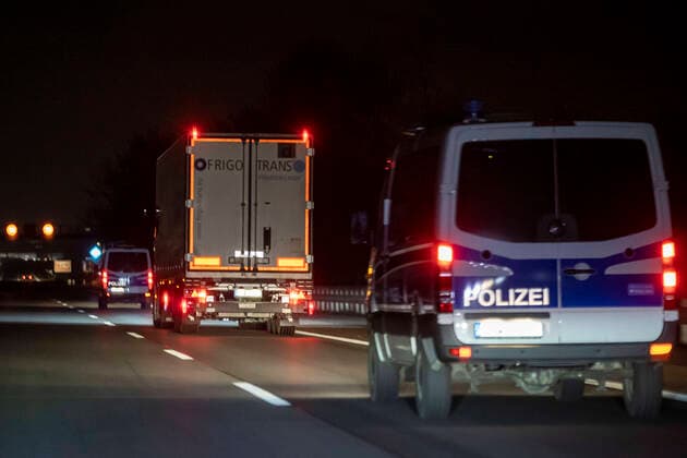 News Themen der Woche KW52 Bilder des Jahres 2020, News 12 Dezember News Bilder des Tages 26.12.2020 , Düsseldorf , Erster Corona - Impfstoff der Firma BionTech aus Mainz wird in NRW angeliefert , Kühllaster wird von 2 Fahrzeugen der Polizei begleitet , hier unterwegs im Bereich Düsseldorf. *** 26 12 2020 , Düsseldorf , First Corona vaccine of the company BionTech from Mainz is delivered in NRW , refrigerated truck is accompanied by 2 vehicles of the police , here on the road in the area Düsseldorf