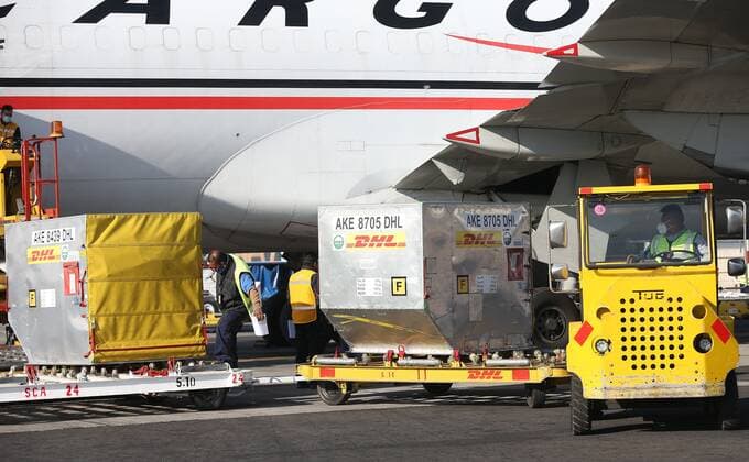 Workers download containers with part of the second lot for Mexico of coronavirus vaccine, at International Airport in Mexico City, Mexico, 26 December 2020. Mexico received today 42.900 new dosis the vaccine by Pfizer-BioNTech. - New dosis the vaccine against COVID-19 arrived to Mexico !ACHTUNG: NUR REDAKTIONELLE NUTZUNG!  Copyright: xSáshenkaxGutiérrezx MEX2652 20201226-637446020041315836