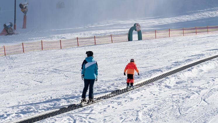 26 12 2020 area Patscherkofelbahn valley station, Heiligwasserwiese, Patscherkofel, Innsbruck, Tyrol, Austria ski resort in Austria skiers in Kinderland, conveyor belt Stefanitag, 1 ski day in hard lockdown skiing with Covid 19 measures, Corona, Coronavirus.
