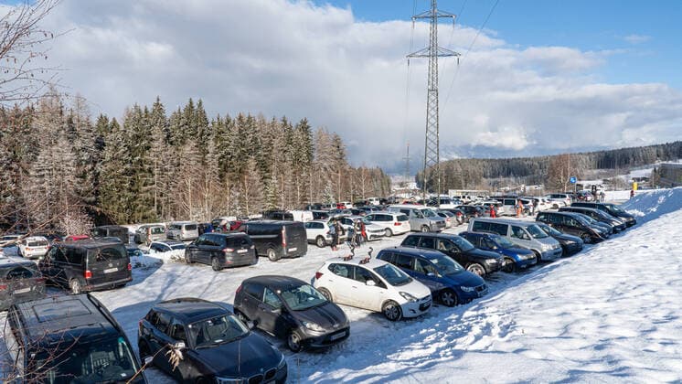 26 12 2020 Patscherkofelbahn parking lot, Patscherkofel, Innsbruck, Tyrol, Austria ski resort in Austria Stefanitag, 1 ski day in hard lockdown skiing with Covid 19 measures, Corona, Coronavirus.