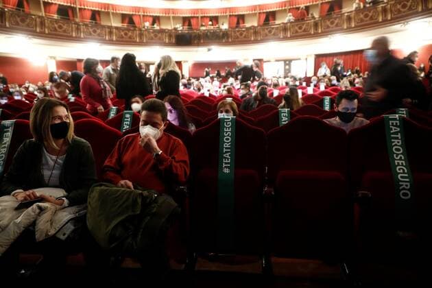 Safety measures ahead of a Spanish music band Los Secretos at Nuevo Alcala theater in Madrid, Spain, 26 December 2020. Los Secretos in concert in Madrid !ACHTUNG: NUR REDAKTIONELLE NUTZUNG!  Copyright: xMariscalx GRAF1880 20201226-637446109738756803