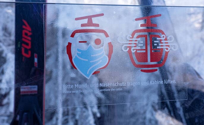 26 12 2020 Patscherkofelbahn, Patscherkofel, Tyrol, Austria ski resort in Austria Stefanitag, 1 ski day in hard lockdown Covid 19 measures, Corona, Coronavirus notice in the gondola Please wear mouth and nose protection and ventilate the cabin.